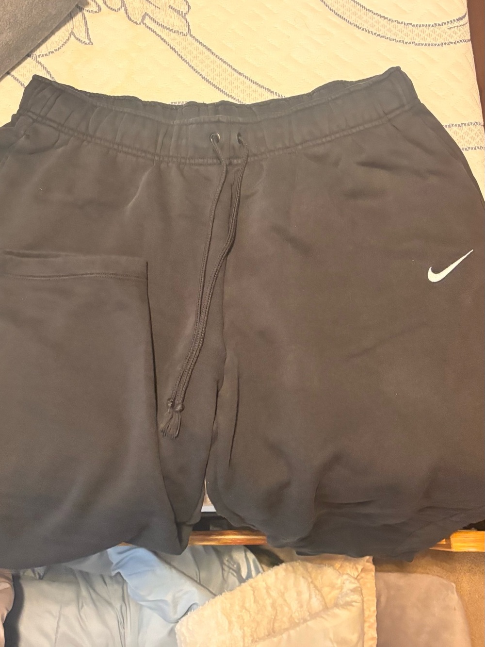Nike women Black cropped sweatpants with Drawstring